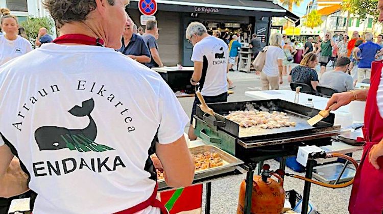 TXIPIROI BESTA - Hendaye célèbre le chipiron, star gourmande de l’été